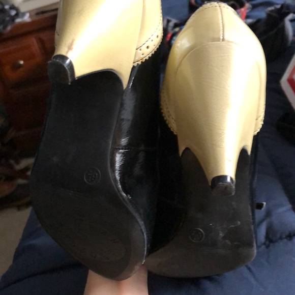 Patent leather cap toed Mary Jane heels - Picture 3 of 4